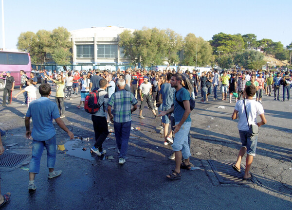 Μυτιλήνη υπό διάλυση - Οι εικόνες του χάους στο λιμάνι