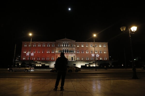 Τα Xριστούγεννα είναι πλέον στο Σύνταγμα