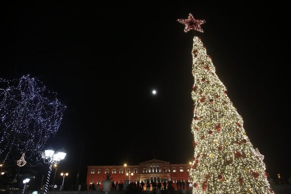 Τα Xριστούγεννα είναι πλέον στο Σύνταγμα