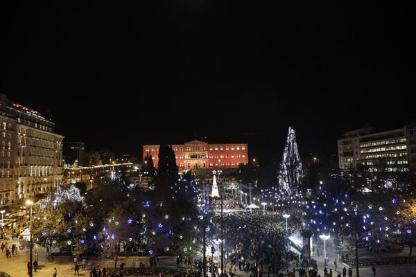 Τα Xριστούγεννα είναι πλέον στο Σύνταγμα