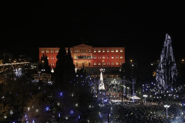 Τα Xριστούγεννα είναι πλέον στο Σύνταγμα