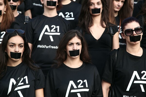 Στα μαύρα και φιμωμένοι Αθηναίοι και Θεσσαλονικείς για το #WalkForFreedom