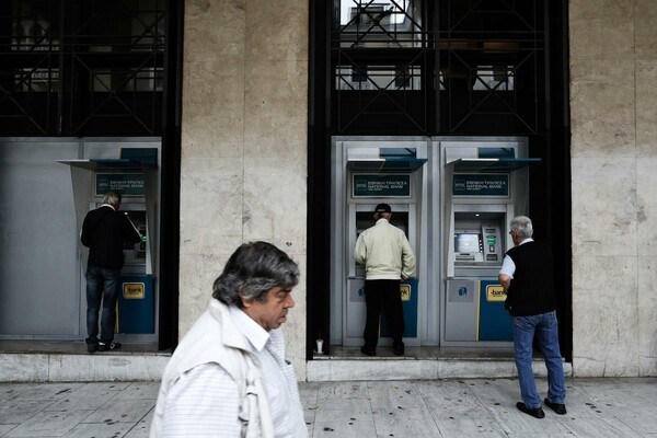 Bloomberg: Oι ελληνικές τράπεζες δεν θα σωθούν ακόμη και με συμφωνία