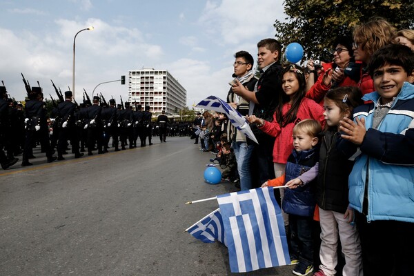 Εθνική περηφάνια ή άχρηστο στρατιωτικοθρησκευτικό κιτς;