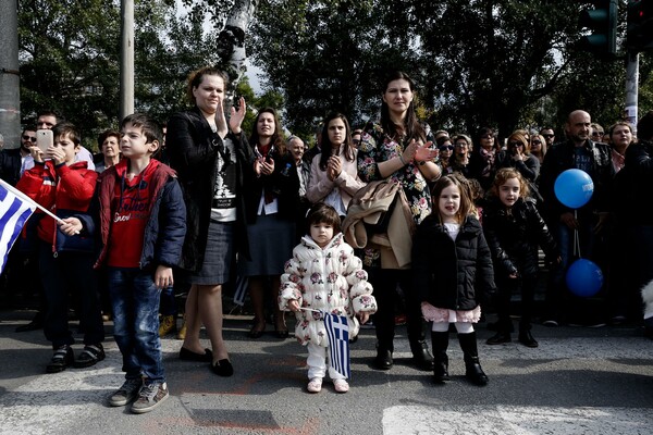 Εθνική περηφάνια ή άχρηστο στρατιωτικοθρησκευτικό κιτς;