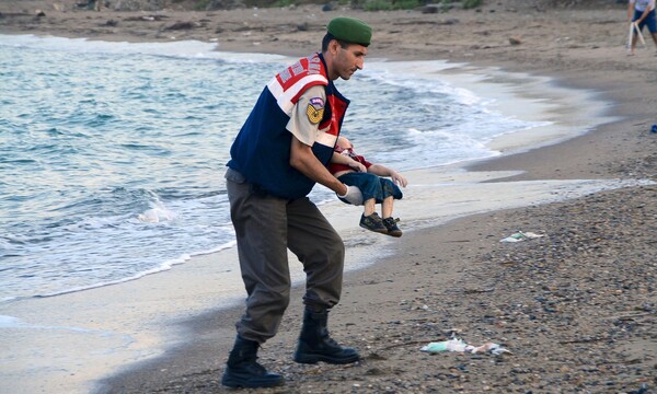 Μπορούν αυτές οι φωτογραφίες του νεκρού παιδιού να αλλάξουν κάτι στην Ευρώπη;