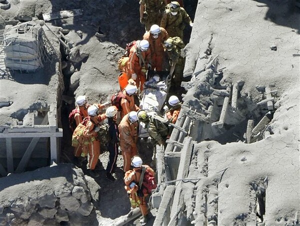 30 νεκροί ορειβάτες από την έκρηξη ηφαιστείου στην Ιαπωνία