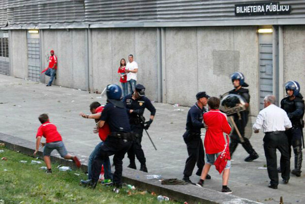 Ανήλικο αγόρι βλέπει αστυνομικούς να χτυπούν βίαια τον πατέρα και τον παππού του