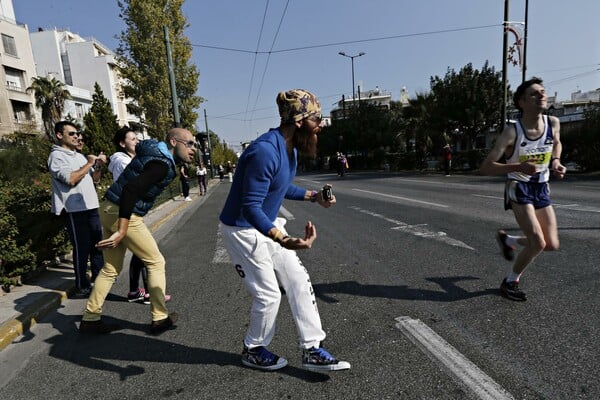 Ο τερματισμός του Μερούση στο Μαραθώνιο και φωτορεπορτάζ από τη μεγάλη γιορτή της Αθήνας