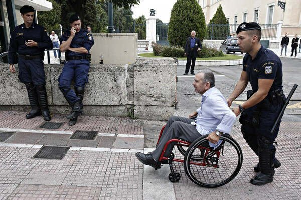 Άτομα με αναπηρία διαμαρτύρονται έξω από τη Βουλή