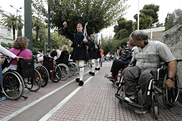 Άτομα με αναπηρία διαμαρτύρονται έξω από τη Βουλή