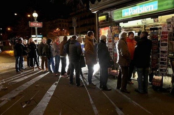 Oυρές από τα ξημερώματα στη Γαλλία για το καινούργιο Charlie Hebdo