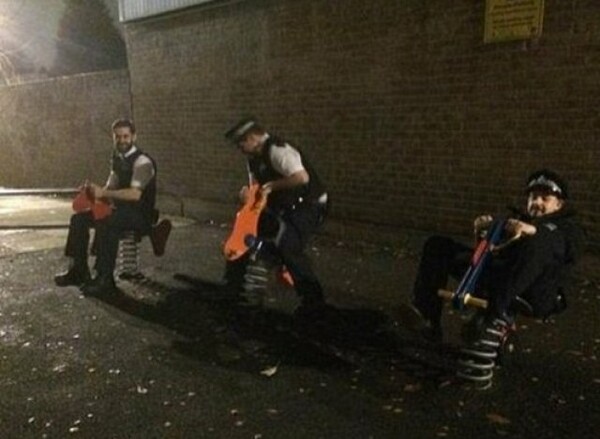 Θέμα στο Λονδίνο με αστυνομικούς πάνω σε ψεύτικα αλογάκια
