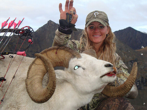 Oργή στο διαδίκτυο για τη selfie της κυνηγού με τη νεκρή καμηλοπάρδαλη