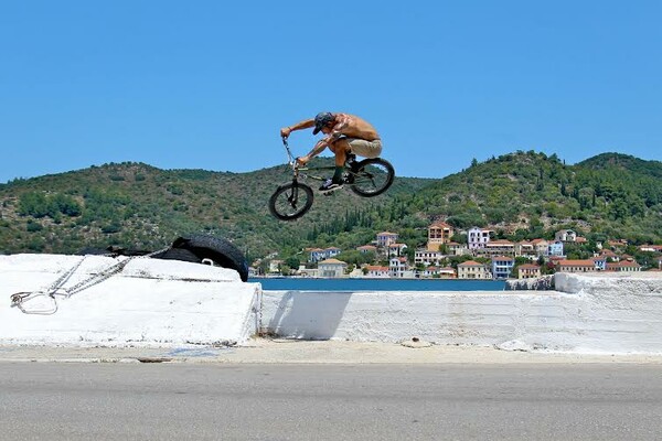 Ένα διαφορετικό non-stop bmx tour στα πανέμορφα Ιόνια νησιά από τον Πάνο Μανάρα