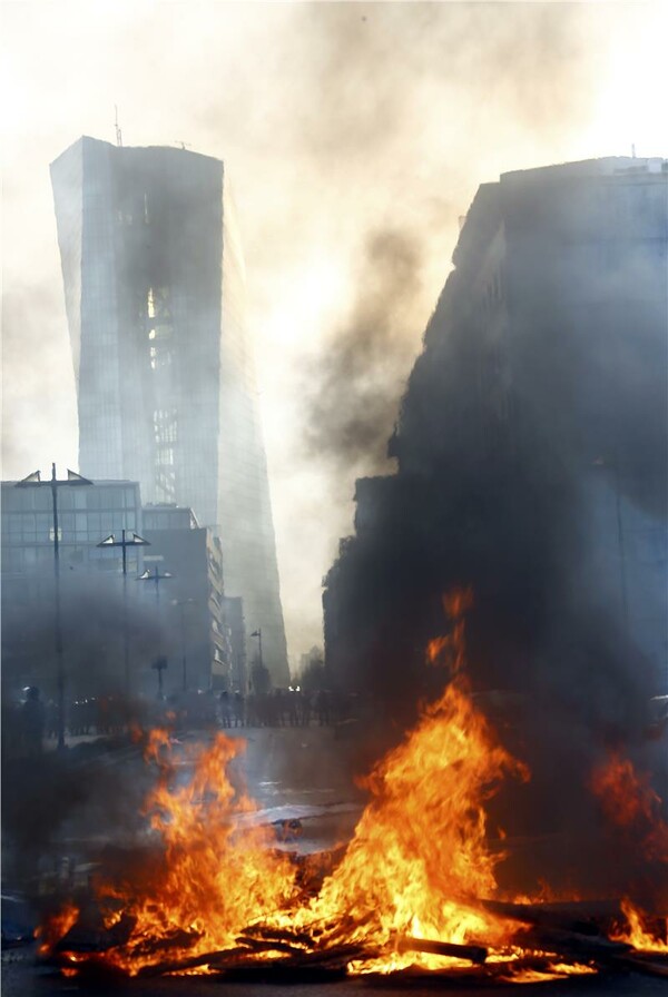 Φρανκφούρτη: Επεισόδια και φωτιές στα εγκαίνια του πύργου της ΕΚΤ