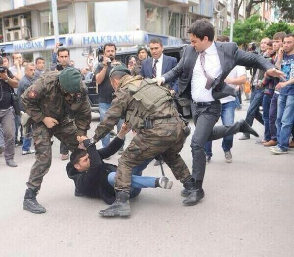 Σύμβουλος του Ερντογάν κλωτσά διαδηλωτή