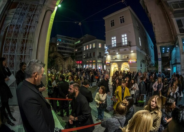 Η χθεσινή ουρά στην Ερμού έξω από τα Η&Μ ήταν για την πρεμιέρα των Βalmain