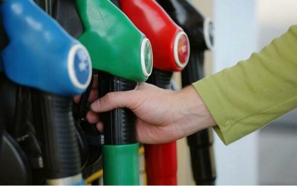 DW: Γιατί είναι το πετρέλαιο φθηνότερο από τη βενζίνη;