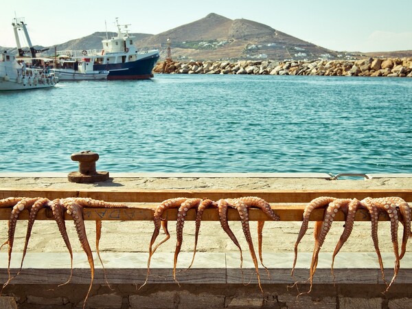 Με το εξώφυλλό του αφιερωμένο στα ελληνικά Νησιά κυκλοφορεί το Conde Nast Traveler