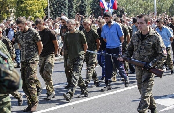 Αντάρτισσες υποχρέωσαν Ουκρανούς αιχμαλώτους σε εξευτελιστική παρέλαση