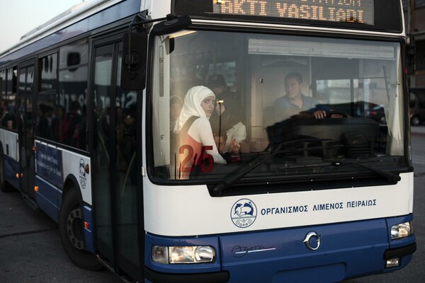 Στο κέντρο της Αθήνας αναζητούν καταφύγιο εκατοντάδες απεγνωσμένοι πρόσφυγες που έφθασαν από τη Μυτιλήνη. Το κράτος απόν.