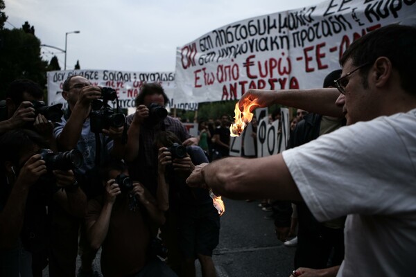 Για προπηλακισμό του Βαρουφάκη από διαδηλωτές του ΑΝΤΑΡΣΥΑ κάνει λόγο ο Σκάι