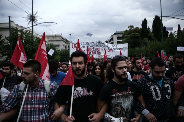 Για προπηλακισμό του Βαρουφάκη από διαδηλωτές του ΑΝΤΑΡΣΥΑ κάνει λόγο ο Σκάι