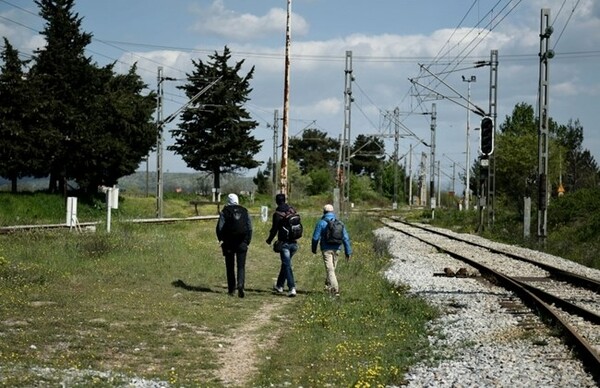 Η ΠΓΔΜ έβγαλε στρατό στα σύνορα με την Ελλάδα για να εμποδίσει τους μετανάστες