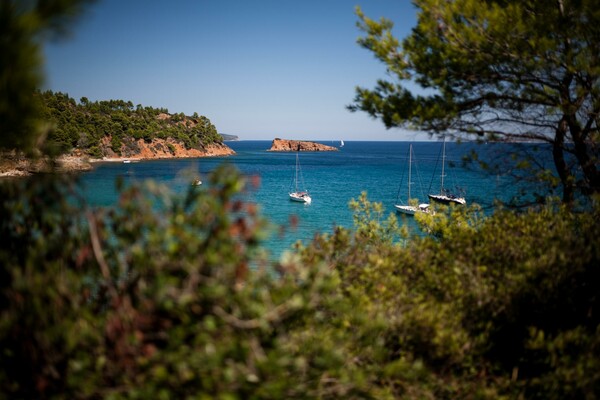 Καταιγίδες στα δυτικά, ζέστη στα ανατολικά