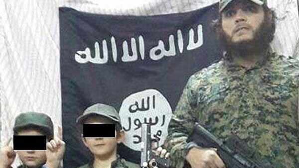 Τζιχαντιστής ανεβάζει στο Τwitter φωτογραφία του γιού του με κομμένο κεφάλι Σύρου