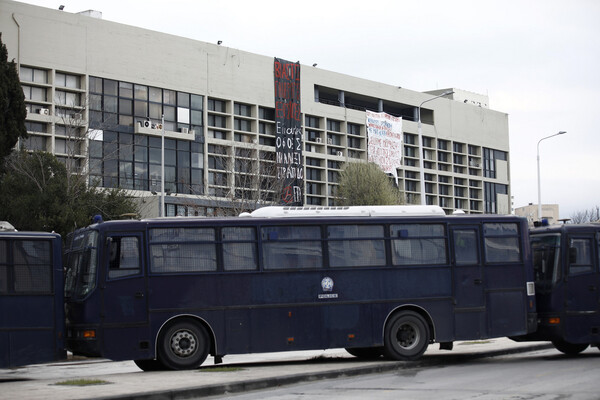 Κλούβες της αστυνομίας έξω από το ΑΠΘ