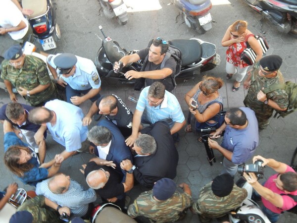 Χαμός με τον Καμμένο στη Κω - Του πέταξαν αυγά κάτοικοι