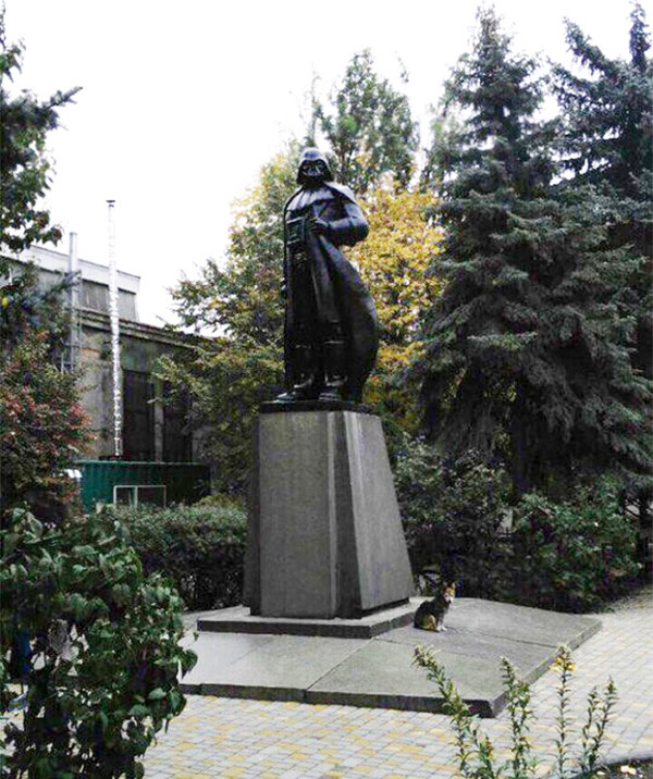 Το άγαλμα του Λένιν στην Ουκρανία μεταμορφώθηκε στον Darth Vader