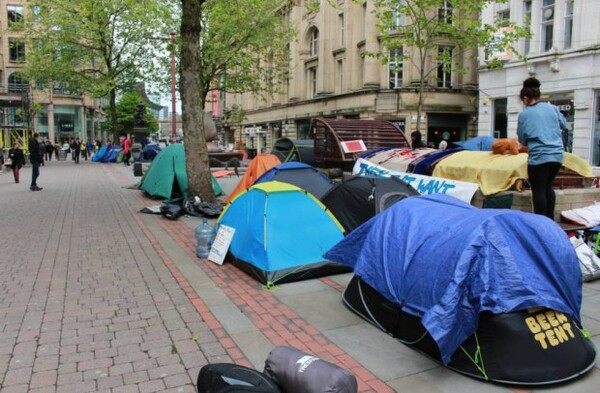 Οι άστεγοι στο Manchester επιτρέπεται να κοιμούνται σε κούτες, αλλά όχι σε σκηνές