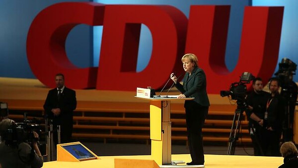 Θριαμβευτική επανεκλογή της Μέρκελ στην προεδρία του CDU