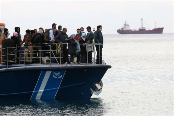 Νέο ναυάγιο με θύματα δεκάδες μετανάστες