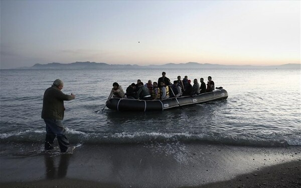 Λέμβος προσφύγων ανατράπηκε στη Σάμο-Τέσσερις ανήλικοι αγνοούνται