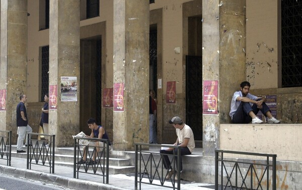 Συνεργεία του δήμου καθάρισαν τη Νομική