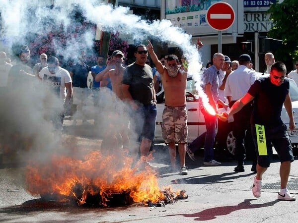 Βίαιες διαδηλώσεις στο Παρίσι - Οι οδηγοί ταξί κατά του Uber