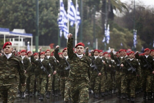 Παρέλαση με ήλιο και ισχυρούς ανέμους