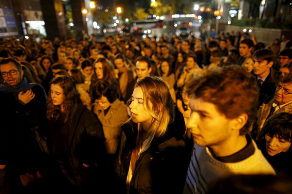 Χιλιάδες άνθρωποι σε όλο τον πλανήτη απέτισαν φόρο τιμής στα θύματα της Γαλλίας