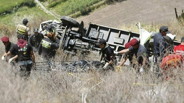 Περού: 23 νεκροί από πτώση λεωφορείου σε χαράδρα