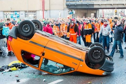 Χρήστες του διαδικτύου μάζεψαν 14.500 ευρώ για να αποζημιώσουν ιδιοκτήτη αυτοκινήτου