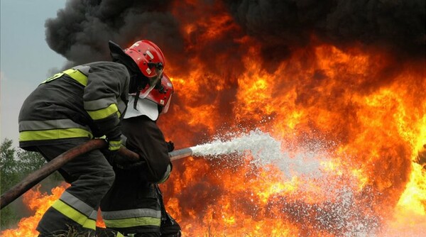 Σε εξέλιξη η πυρκαγιά στο Καματερό