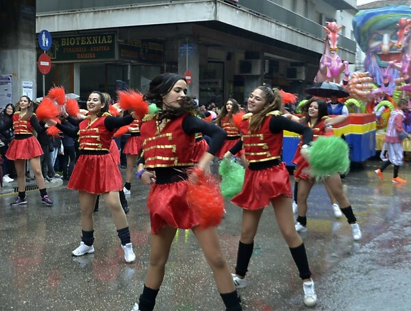 35.000 γεμάτοι κέφι άνθρωποι στο φετινό, βροχερό Καρναβάλι της Πάτρας