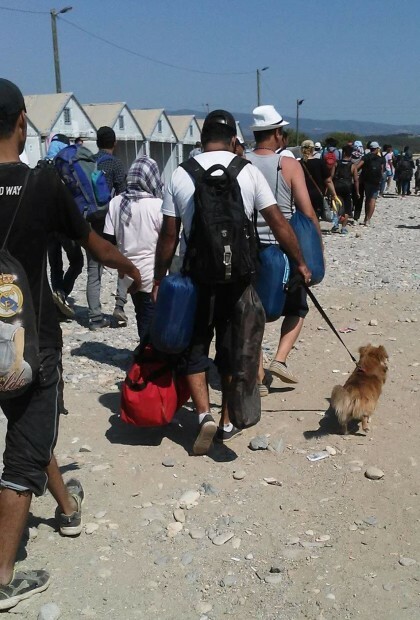 Ο 17χρονος πρόσφυγας που ταξίδεψε από τη Συρία στη Λεσβο με το κουτάβι του, συγκίνησε όλο τον πλανήτη