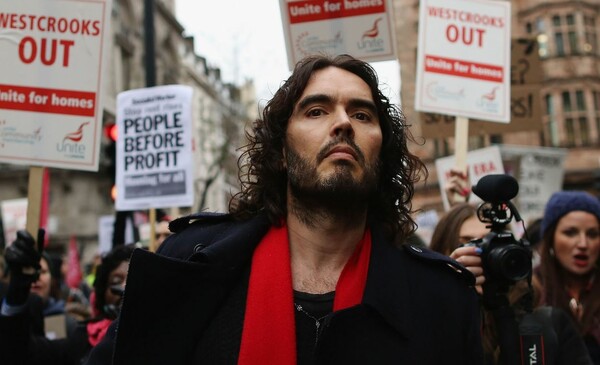 Russell Brand: "Και εγώ θα ψήφιζα ΣΥΡΙΖΑ. This is exciting!"