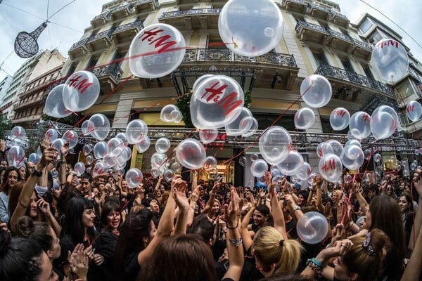 Στο μεγαλύτερο κατάστημα H&M στην Ελλάδα που μόλις άνοιξε