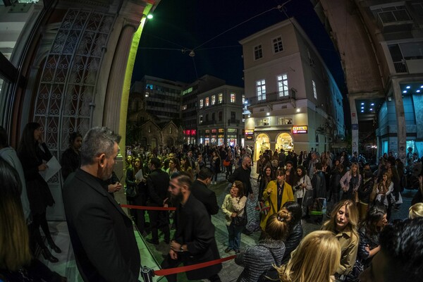 Η χθεσινή ουρά στην Ερμού έξω από τα Η&Μ ήταν για την πρεμιέρα των Βalmain